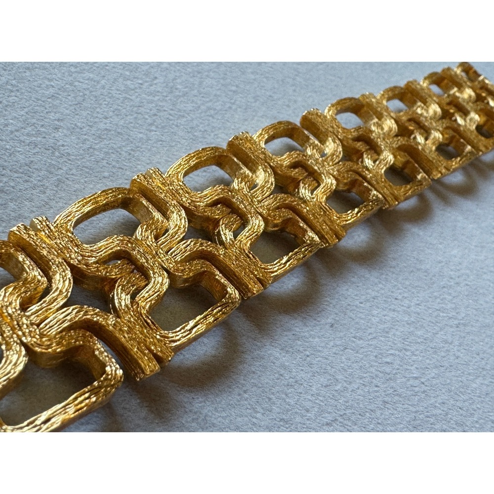 Vintage Signed Trifari Brutalist Gold Tone Textured Statement Bracelet Pristine - Picture 2 of 8
